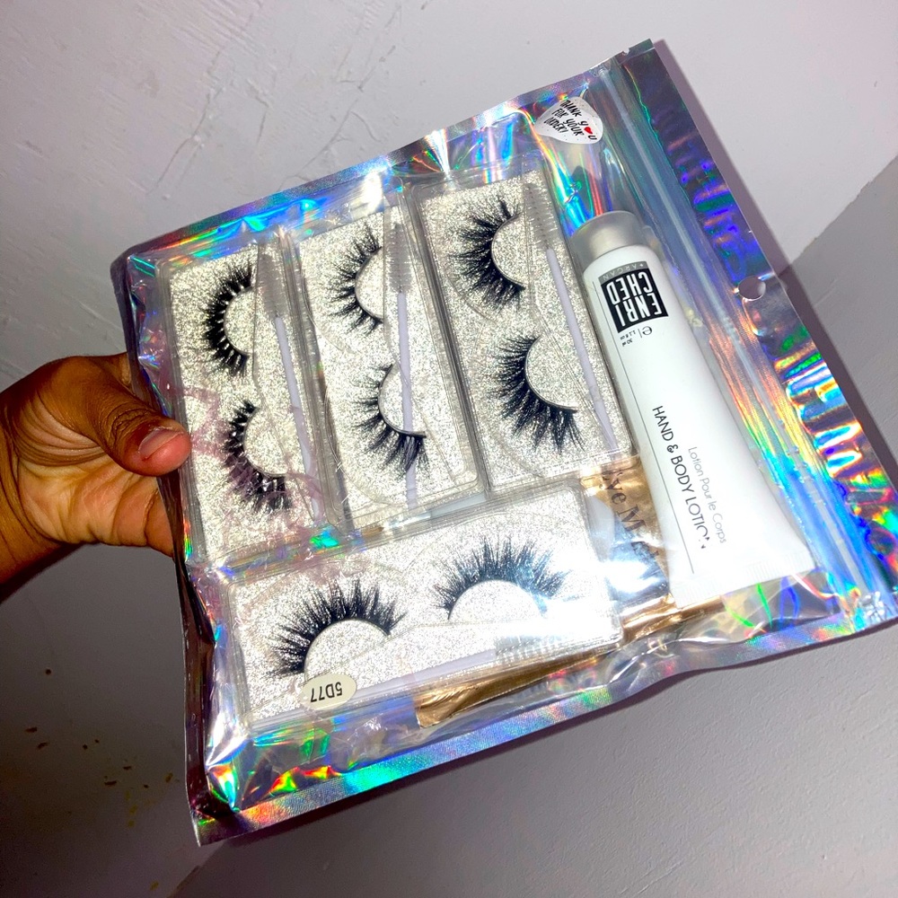 4 pairs of eyelashes with 2 Collagen eye mask with a hand lotion